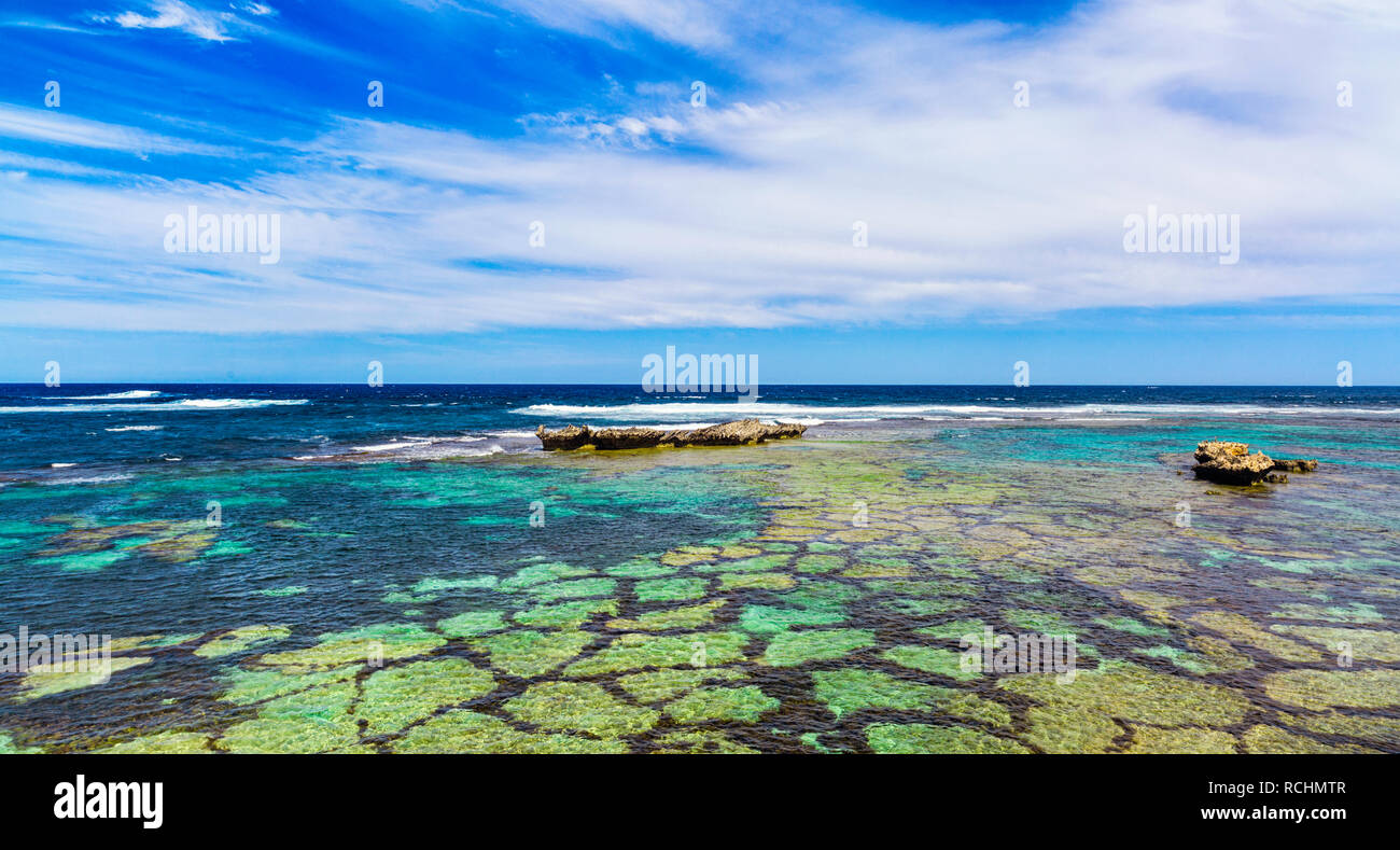 Kalkstein Korallenriff und die Küste bei Little Salmon Bay. Stockfoto