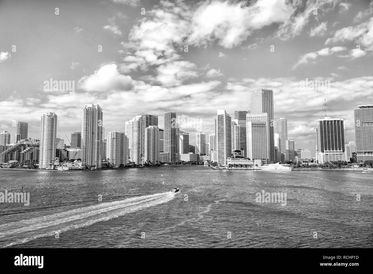 Luftaufnahme von Miami Wolkenkratzer mit blauen bewölkten Himmel, weißen Segeln neben Miami Florida Downtown. Skyline der Stadt. Stockfoto