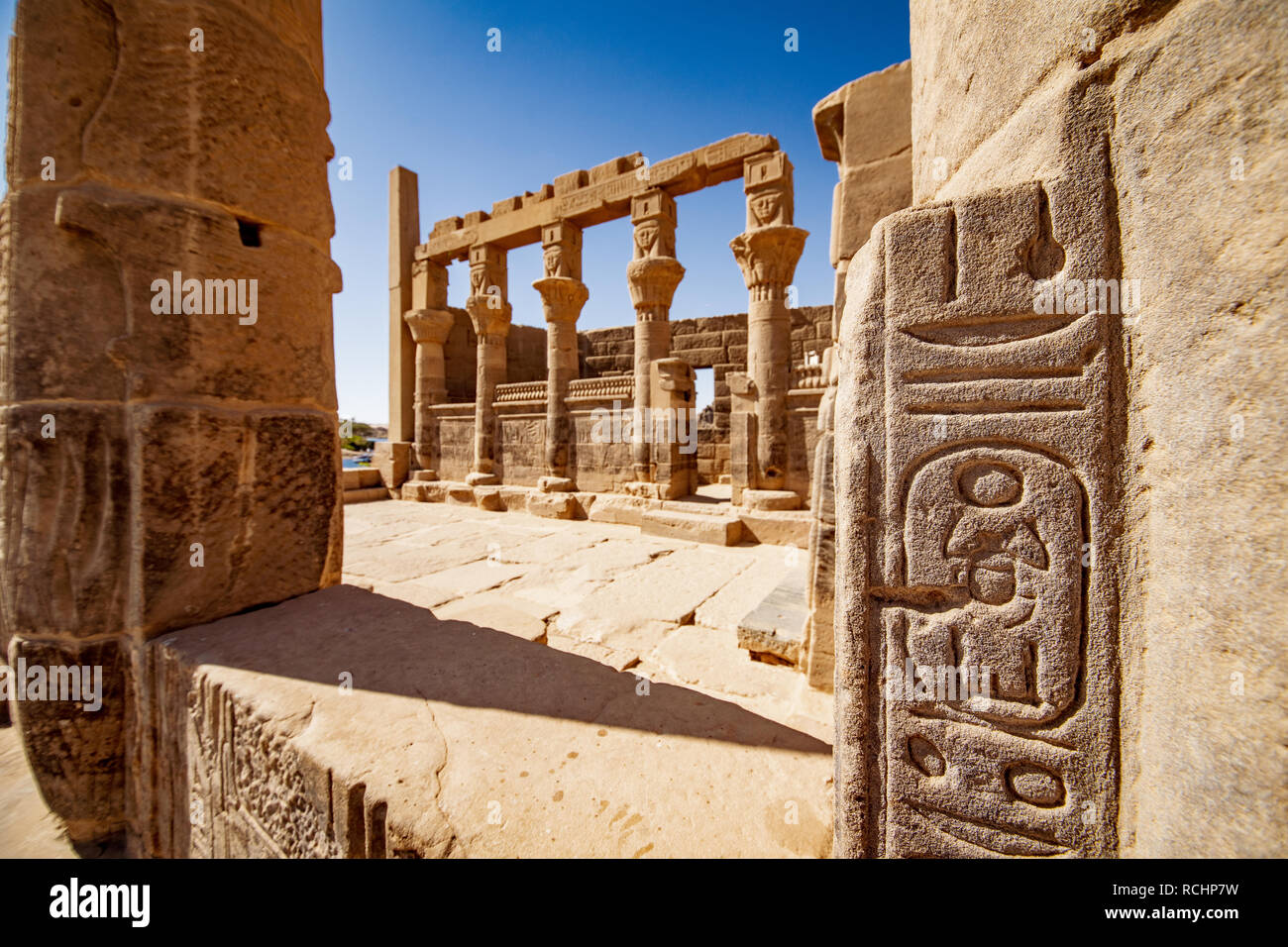 Ägyptischer Geschichte hyeroglyphs auf Philae Tempel Assuan. Konzentrieren Sie sich auf die hyeroglyph Stockfoto