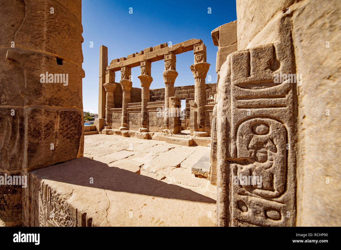 Ägyptischer Geschichte hyeroglyphs auf Philae Tempel Assuan. Fokus auf den Tempel Spalten im Hintergrund Stockfoto