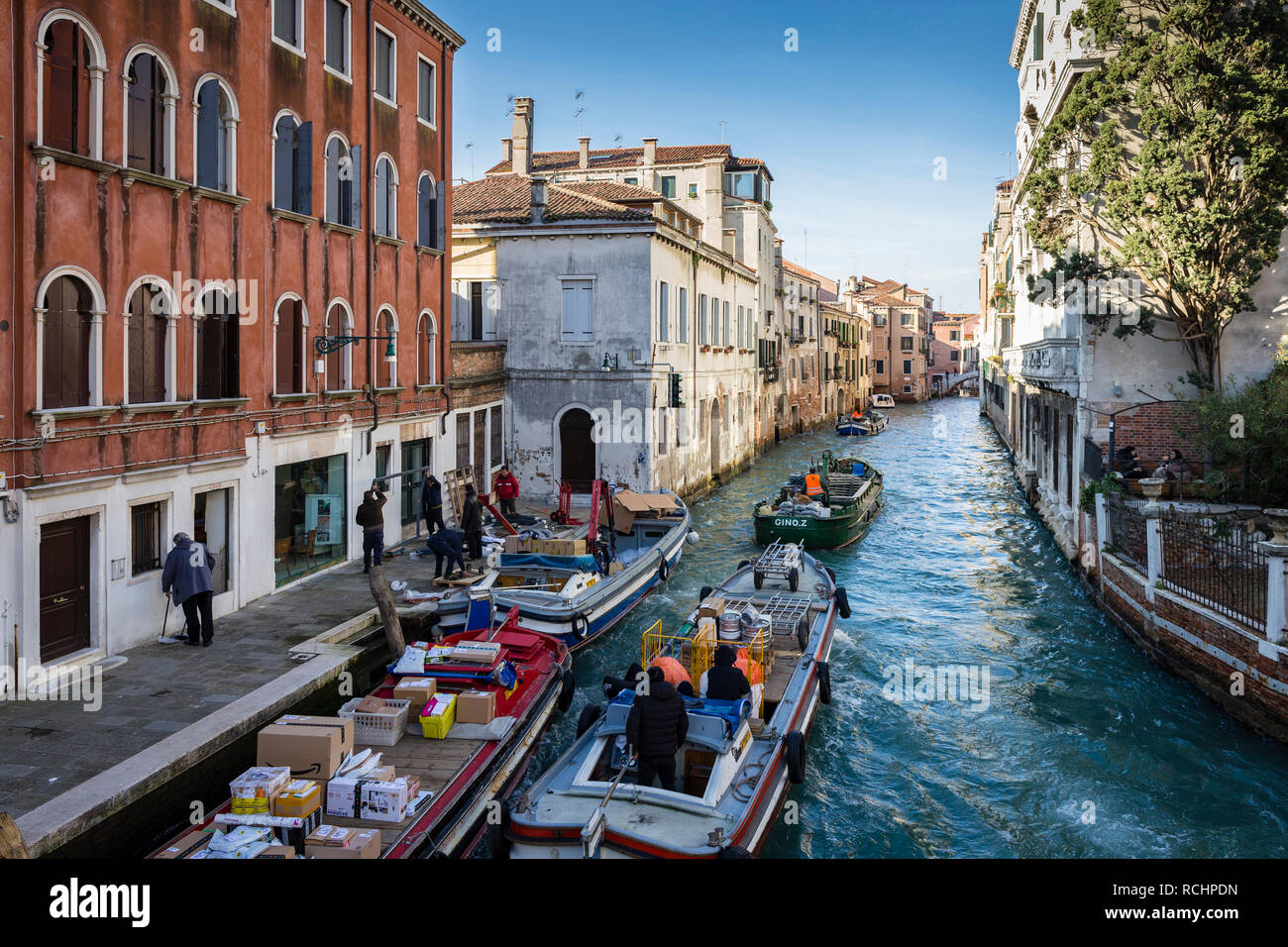 Cargo Bootsverkehr in Venedig, Italien Stockfoto