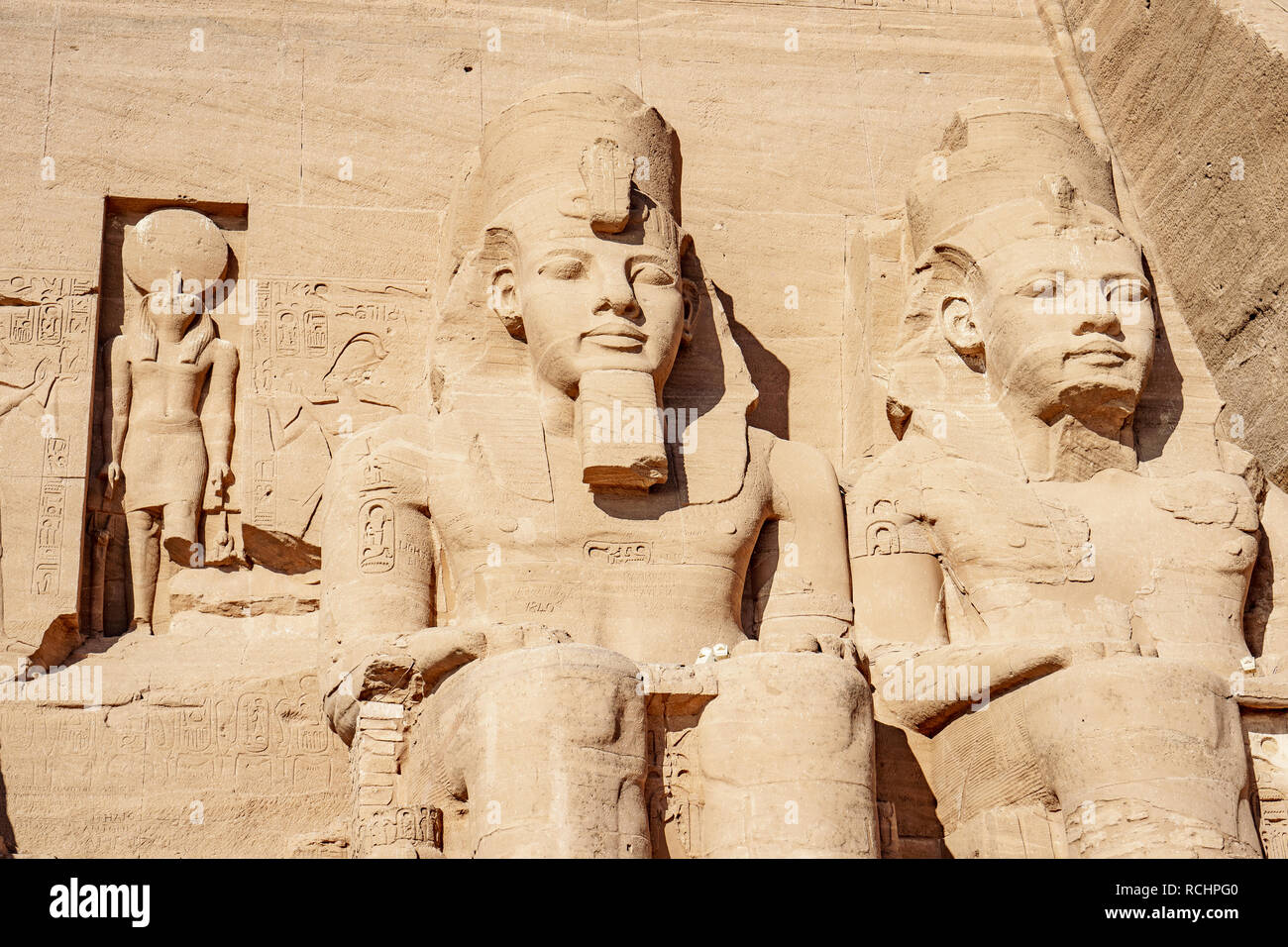 Ramses der Zweite oder Ramses der Große und Horus Statuen in Rock bei Abu Simbel Tempel geschnitzt Stockfoto