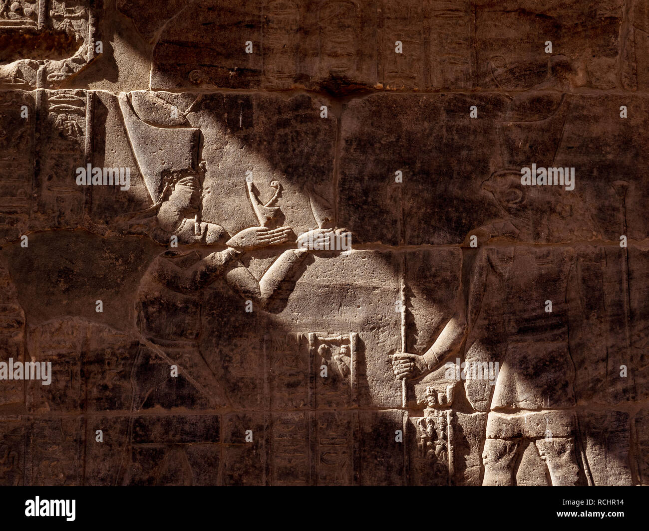 Göttin Isis und Horus hyeroglyphs Aswna in Philae Tempel in Ägypten Stockfoto