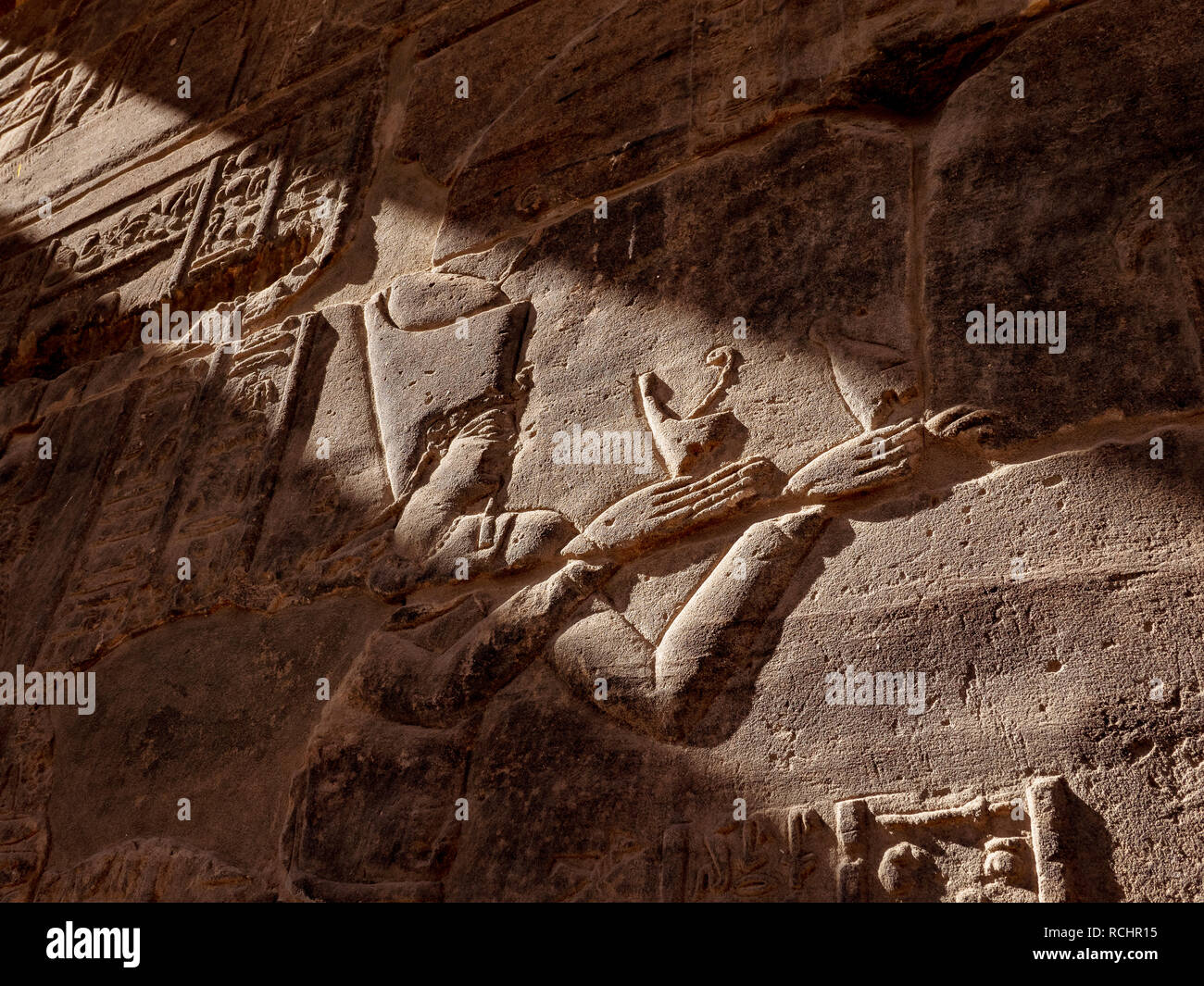 Anciient Hyeroglyphs Darstellung der ägyptischen Göttin Isis in der Ägyptischen Tempel Philae in Assuan Stockfoto