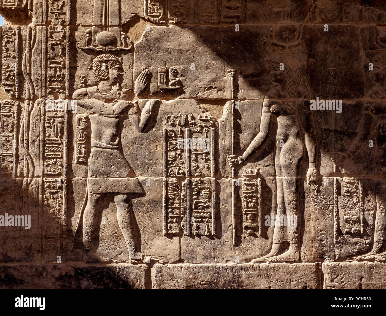 Ägyptische hyeroglyphs auf Philae Tempel in Assuan im Abendlicht Stockfoto