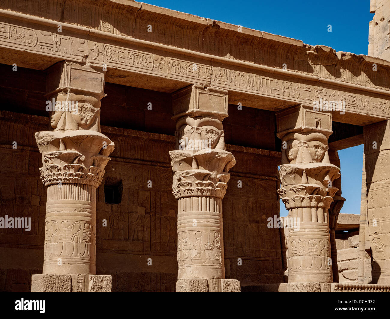 Rock spalten Philae Tempel auf dem Lake Nasser in Ägypten Stockfoto