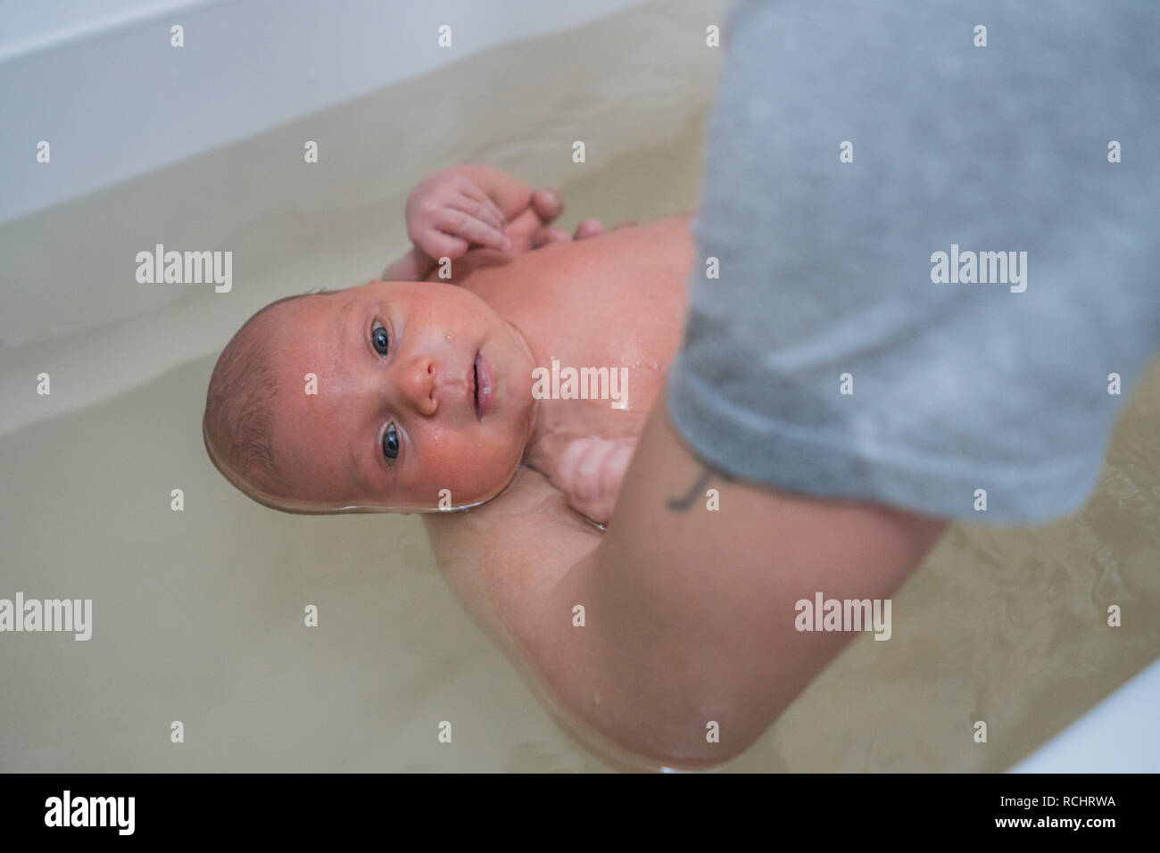 Baby Baden In Einem Warmen Bad Baby Massage In Wasser Stockfotografie Alamy