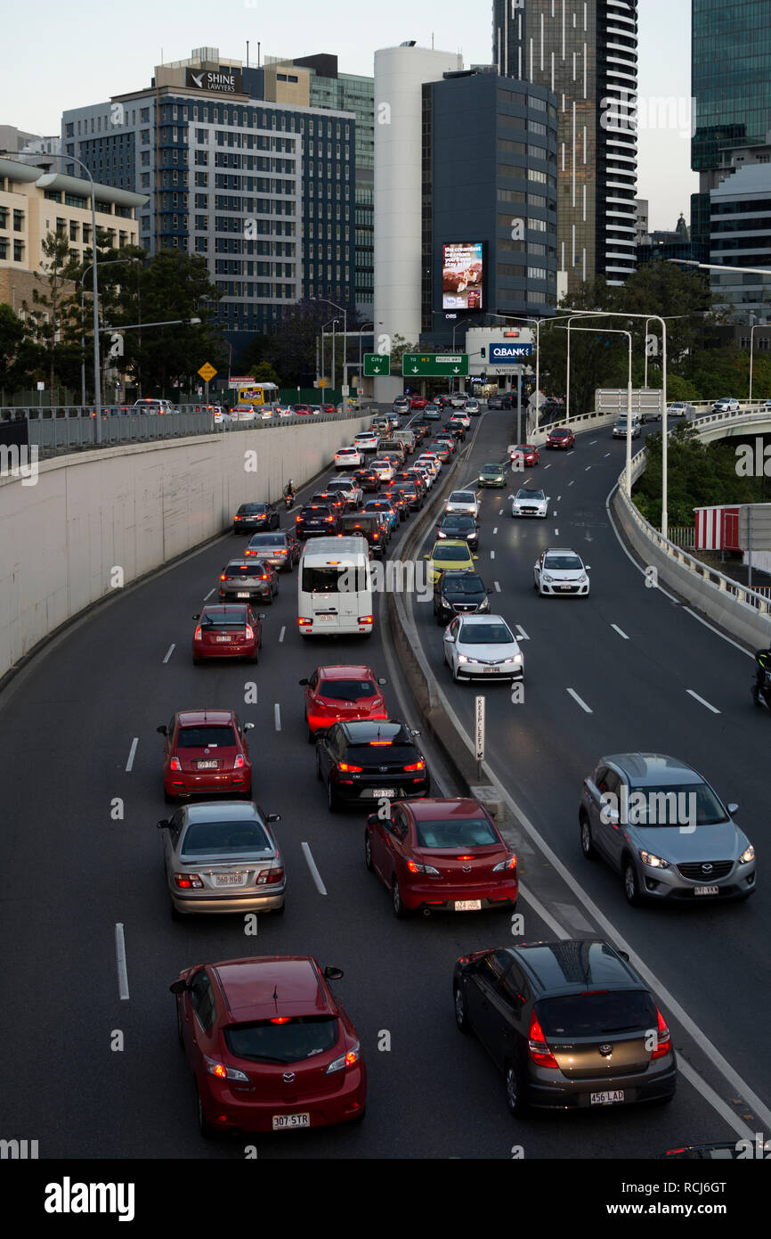 Abend der Verkehr auf der Riverside Expressway North Quay, Brisbane, Queensland, Australien Stockfoto