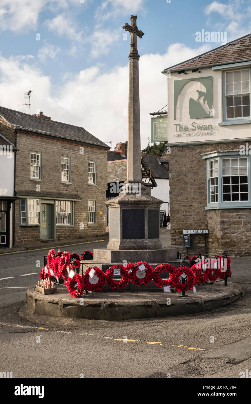 Kington, Herefordshire, UK. Die Stadt war Memorial mit Mohn Kränze, auf das Gedenken Sonntag Stockfoto