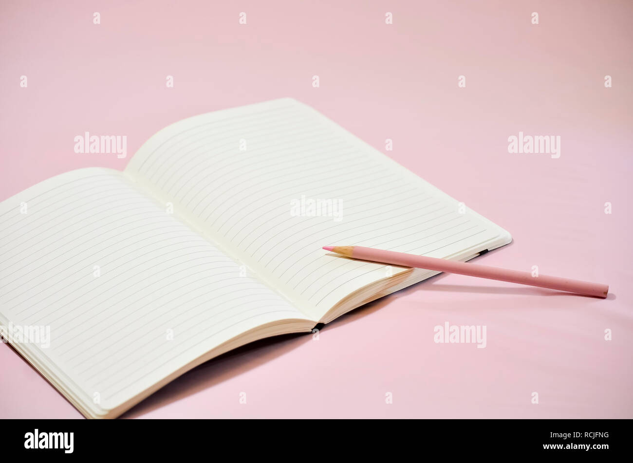 Leer Notebook mit Bleistift auf rosa Hintergrund Stockfoto