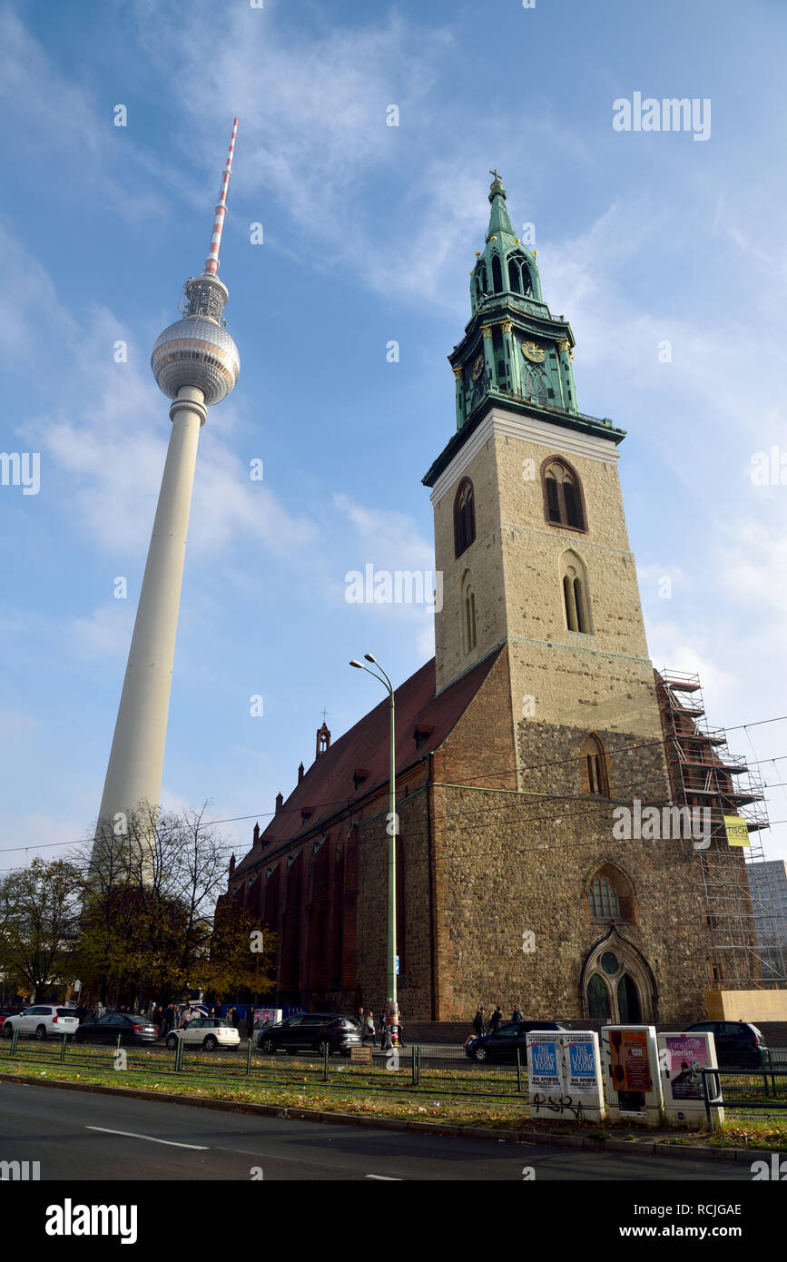 Berlin, Deutschland - 10. November 2018. Blick auf die Marienkirche und Fernsehturm Fernsehturm in Berlin. Stockfoto