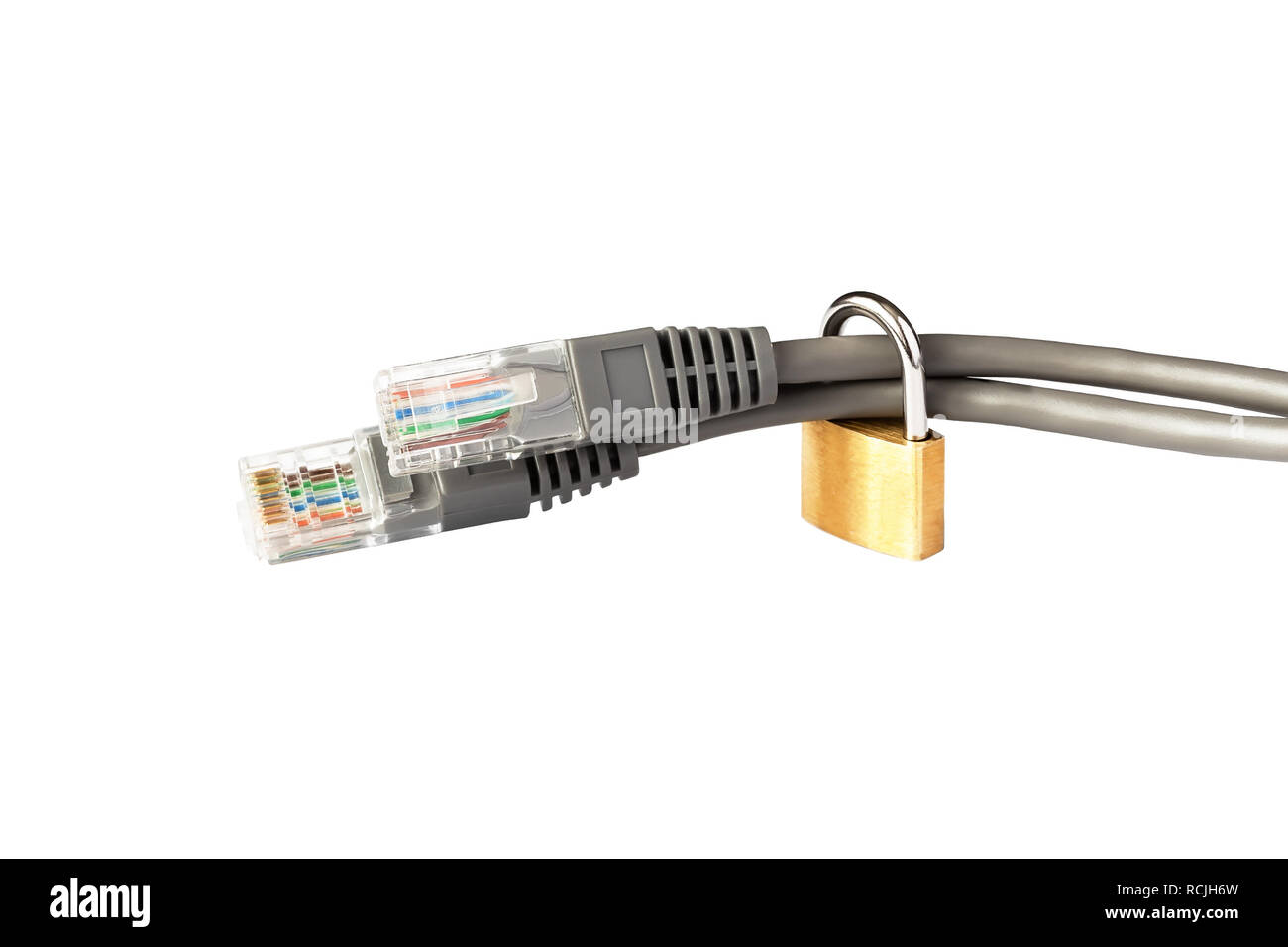 Zwei Ethernet Kabel mit RJ-45-Anschlüssen, mit einem Schloss gesichert. Das Konzept der Sicherheit, Datenschutz. Schutz von Informationen. Stockfoto