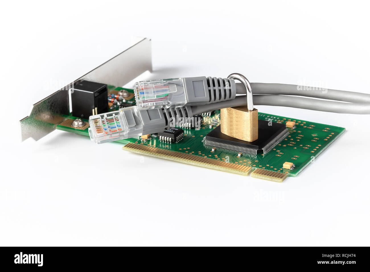 Zwei Ethernet Kabel sind mit einer Sperre für die kryptografische Card Chip gesichert. Das Konzept der Sicherheit der Daten. Kryptographische Ausrüstung, verschlüsselte Daten. Stockfoto