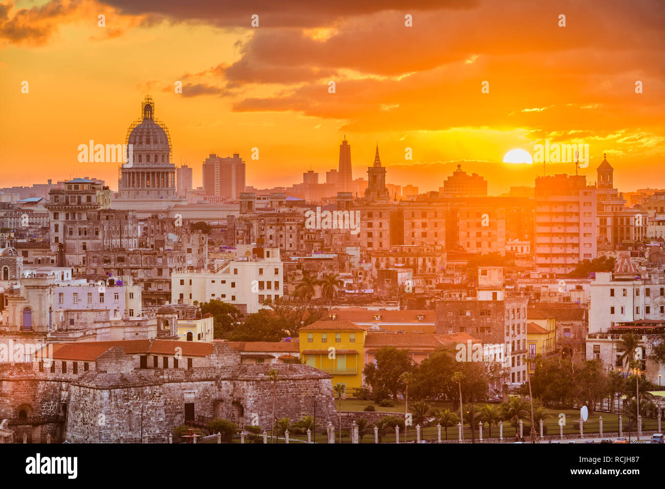 Havanna, Kuba Downtown Skyline mit dem capitolio bei Sonnenuntergang. Stockfoto