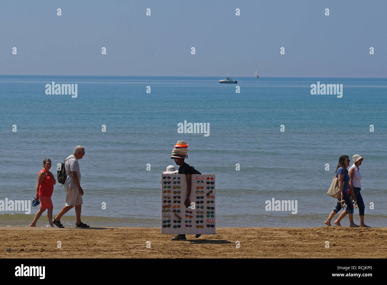 Strand Anbieter und Urlauber zu Fuß am Strand Stockfoto