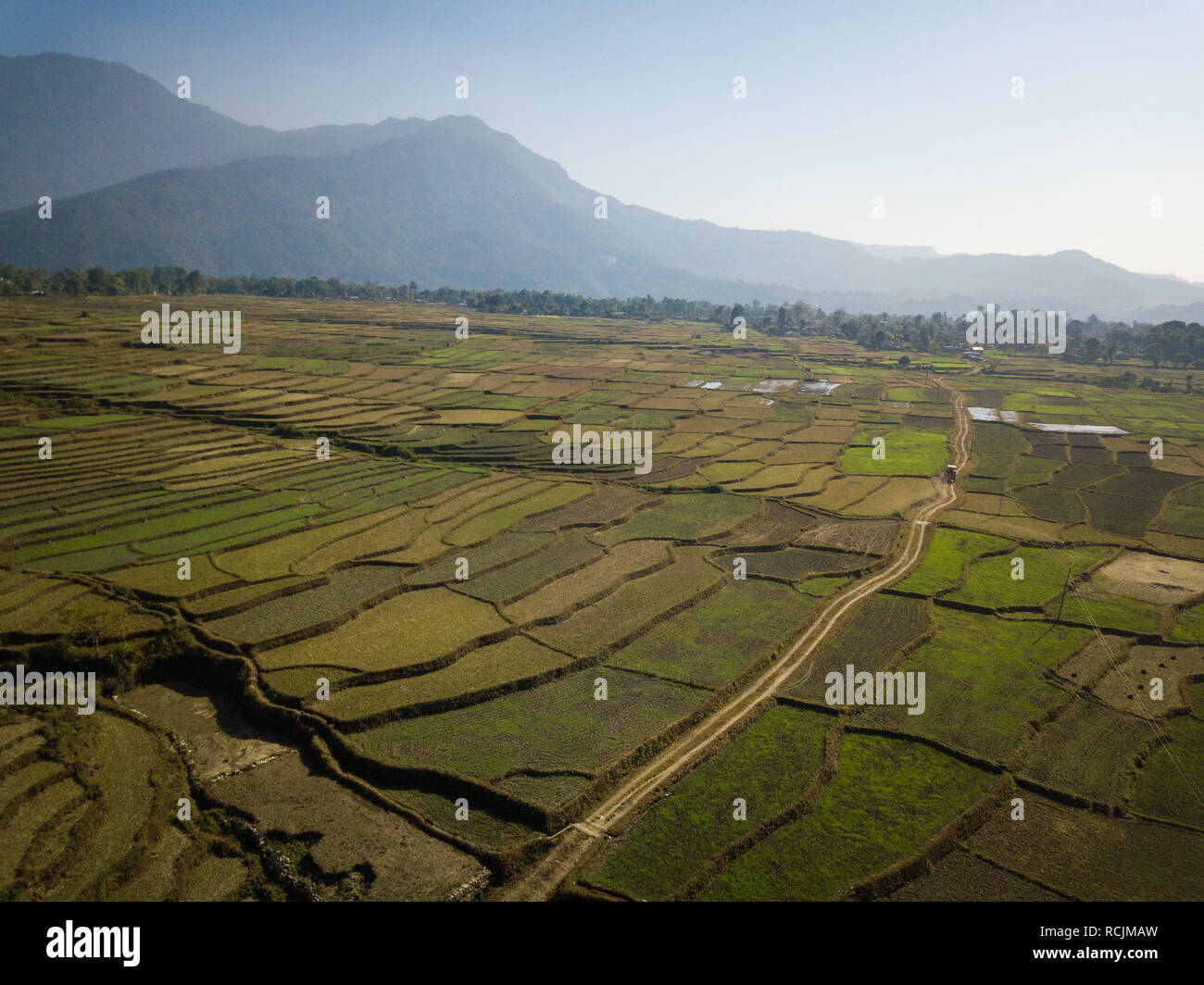 Luftaufnahme der ländlichen Landschaft im Zentrum von Nepal. Reisfelder und Hügel im Winter. Stockfoto