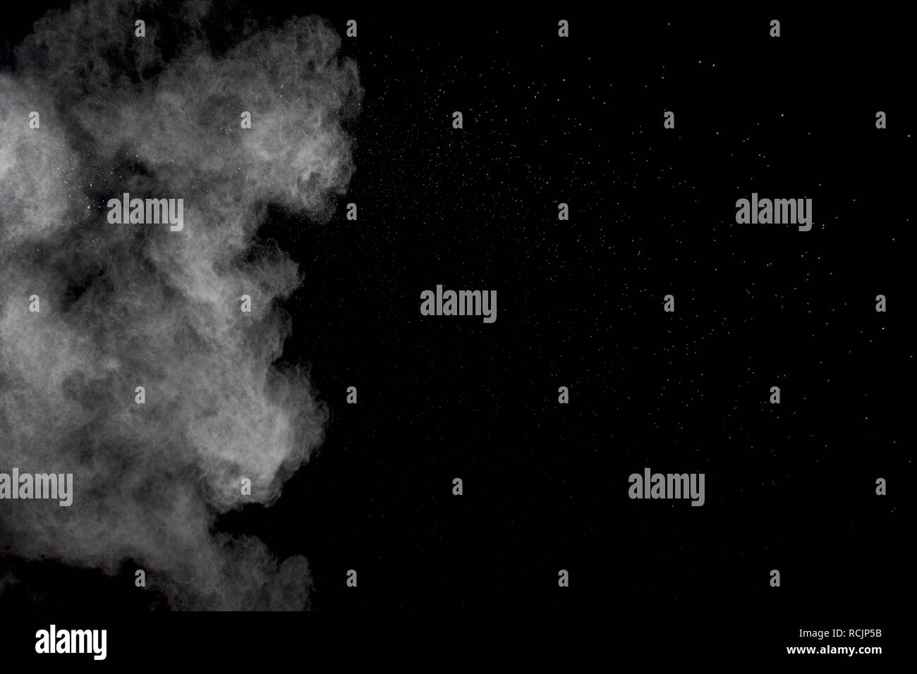 Bizarre Formen des weißen Pulver explosion Cloud auf schwarzem Hintergrund. Weiß Staubpartikel Splash. Stockfoto