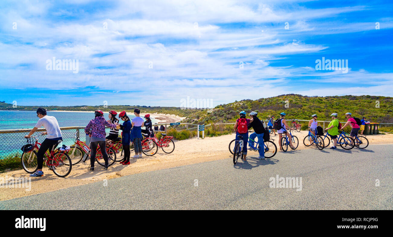 Touristen mit Fahrrädern neben Salmon Bay auf Rottnest Island geparkt Stockfoto