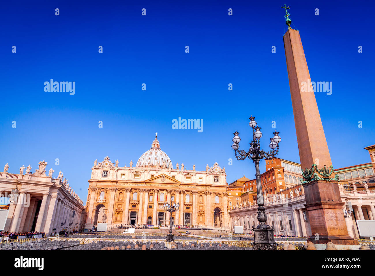Rom, Italien. Sankt Peters Basilika bei Nacht Sicht, Vatikanstadt, Wahrzeichen von Roma, der italienischen Hauptstadt. Stockfoto