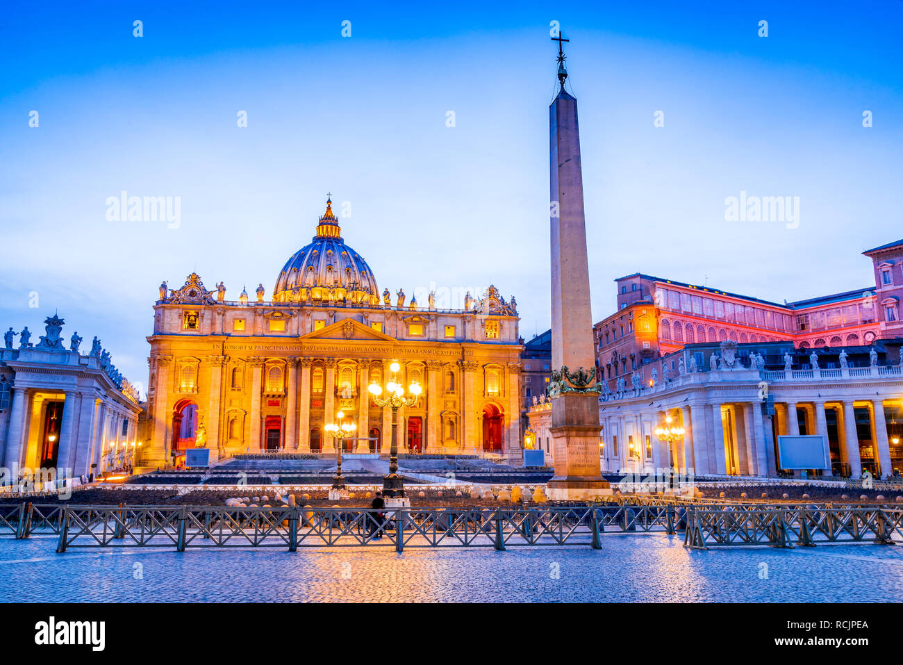 Rom, Italien. Sankt Peters Basilika bei Nacht Sicht, Vatikanstadt, Wahrzeichen von Roma, der italienischen Hauptstadt. Stockfoto
