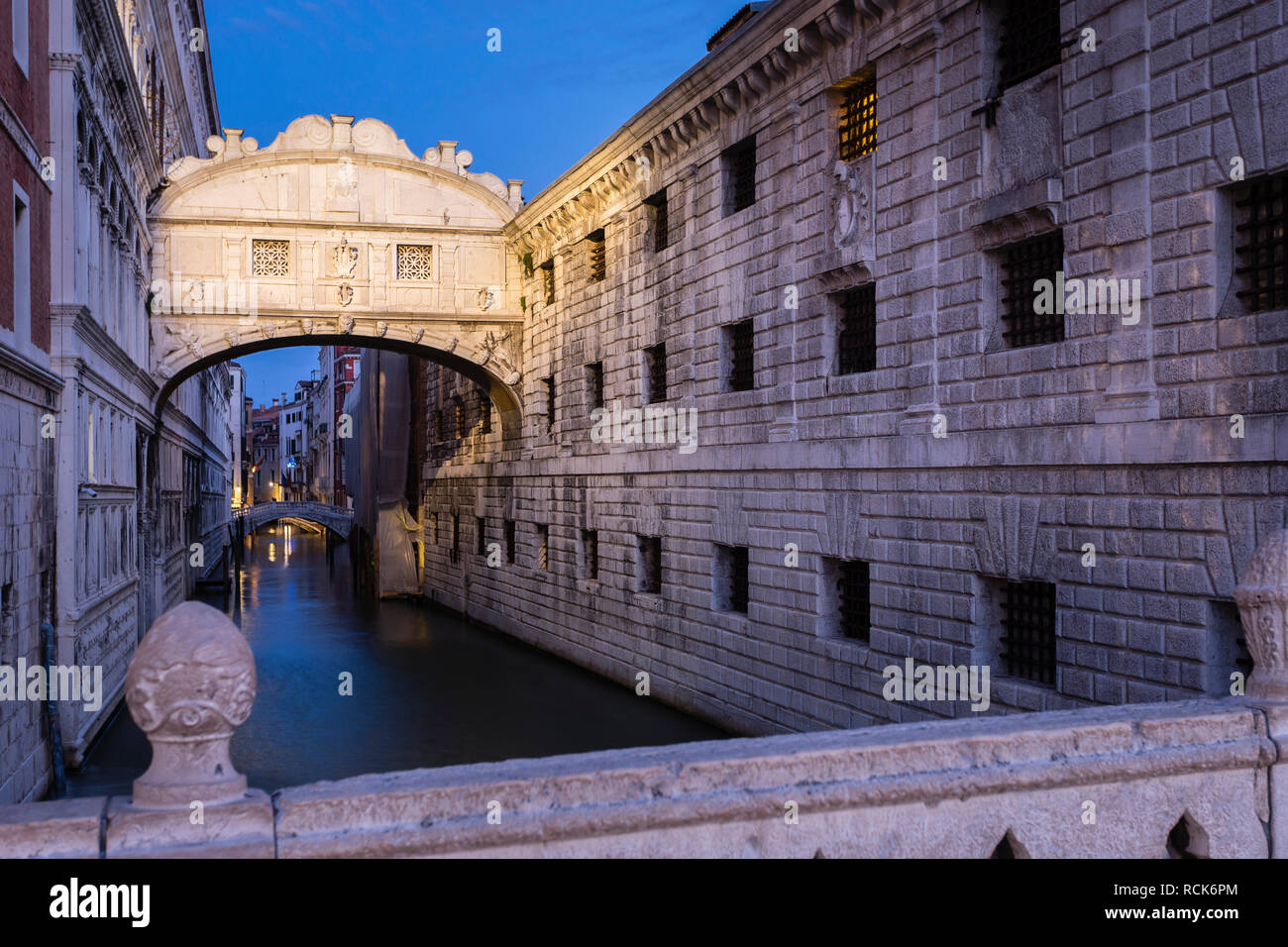 Ponte dei Sospiri (Seufzerbrücke) und Skulptur von Doge's Palace, Venedig, Italien Stockfoto