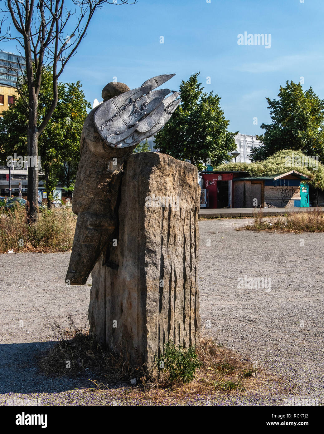 Berlin-Mitte, Kulturforum, St. Matthew's Church Square. Sandstein & Aluminium Skulptur, "Schutzengel Liberty" von Bildhauer Peter H. Wiener Stockfoto