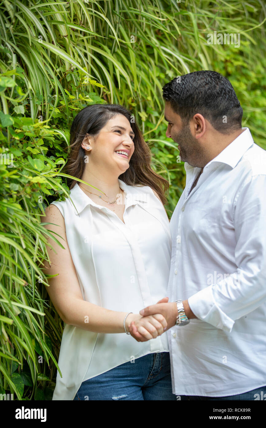Glückliches Paar im Garten Stockfoto
