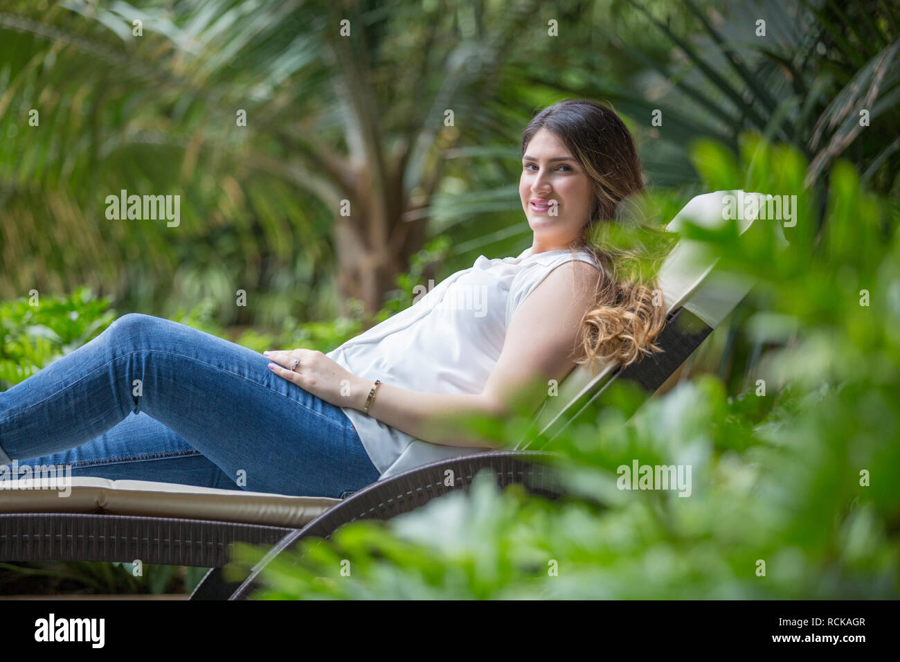 Glückliche Frau im Garten entspannen Stockfoto