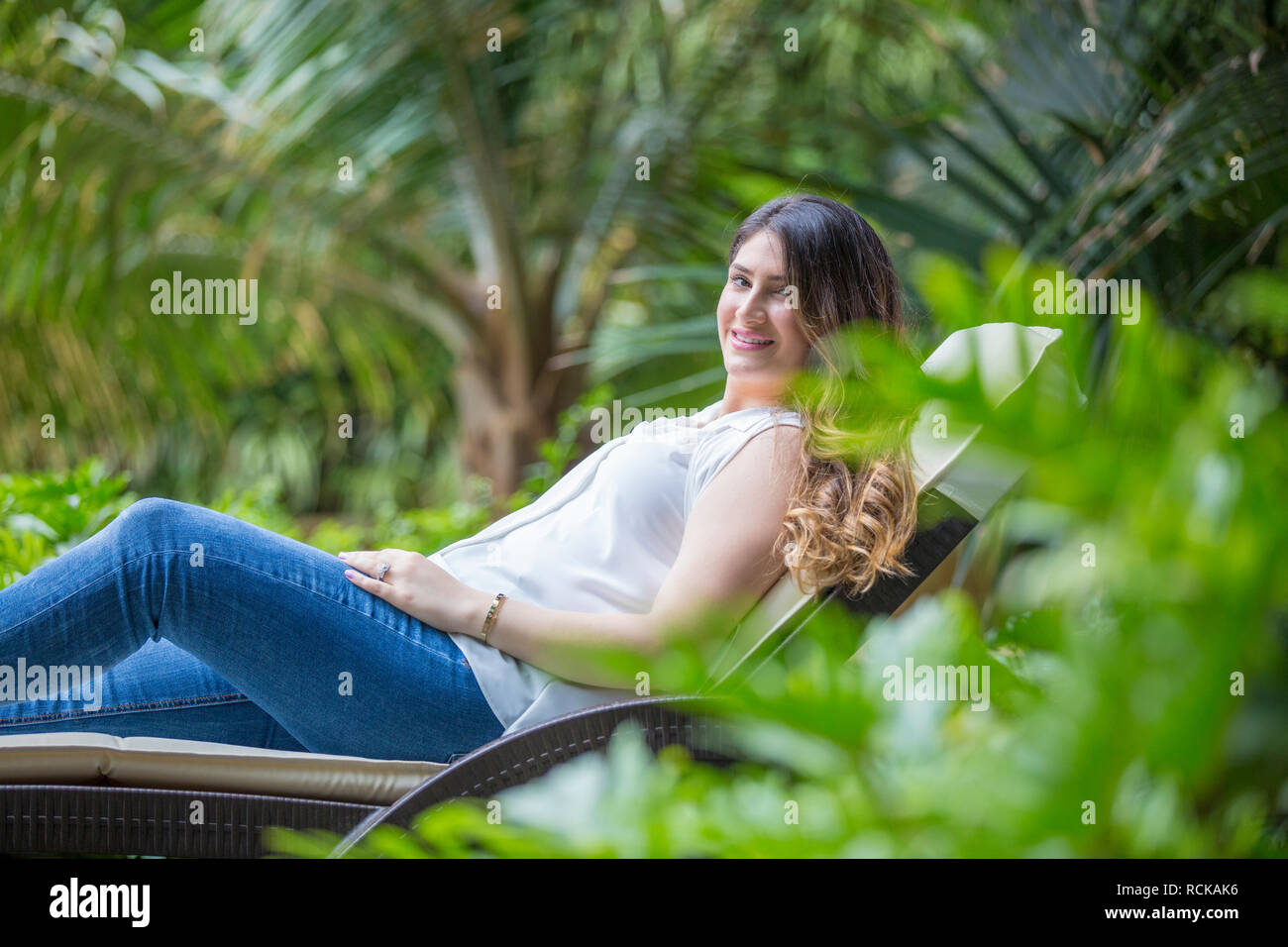 Glückliche Frau im Garten entspannen Stockfoto