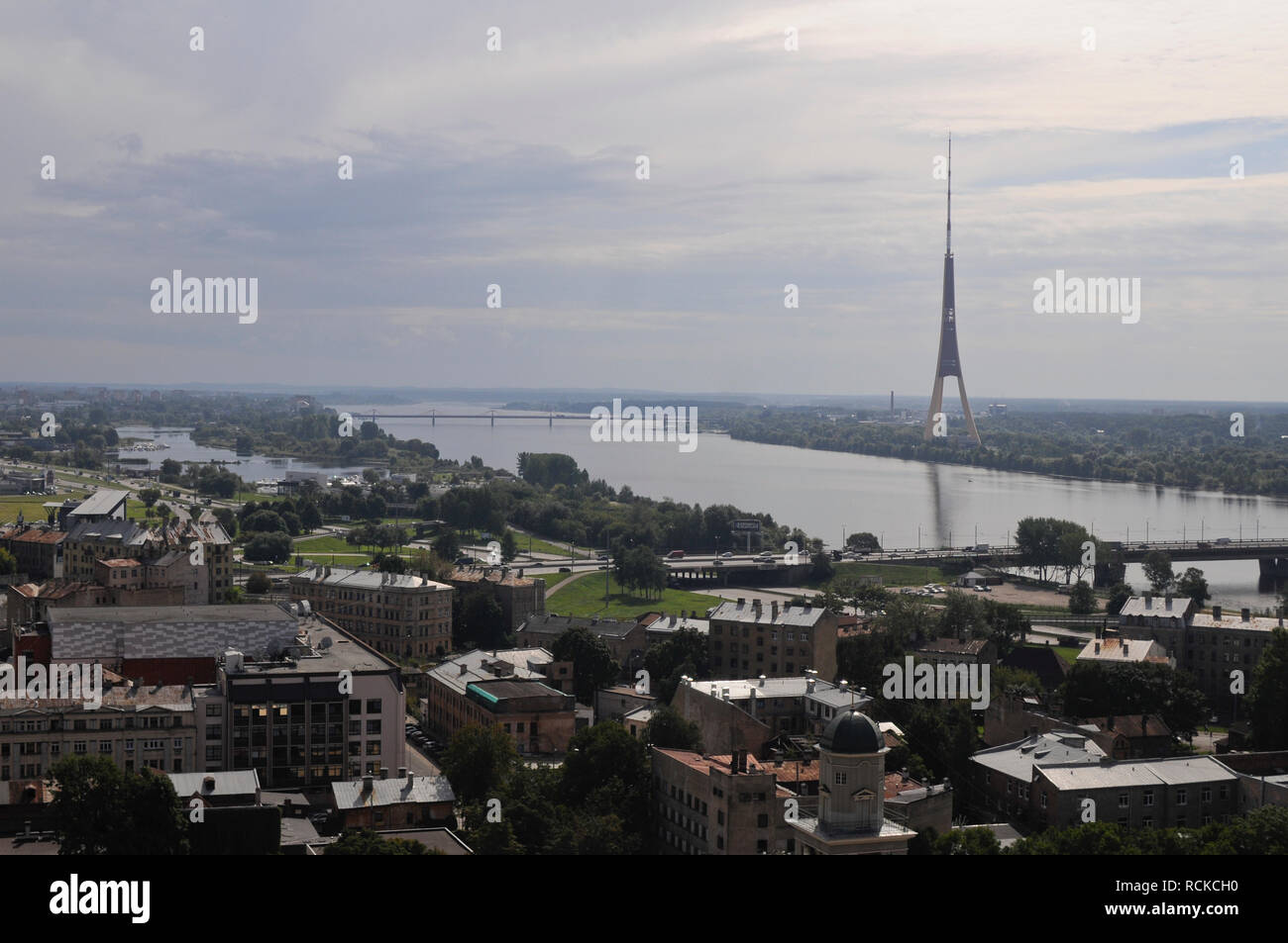 Panoramablick von Riga, mit der Radio- und TV-Turm neben Flusses Daugave, Lettland Stockfoto