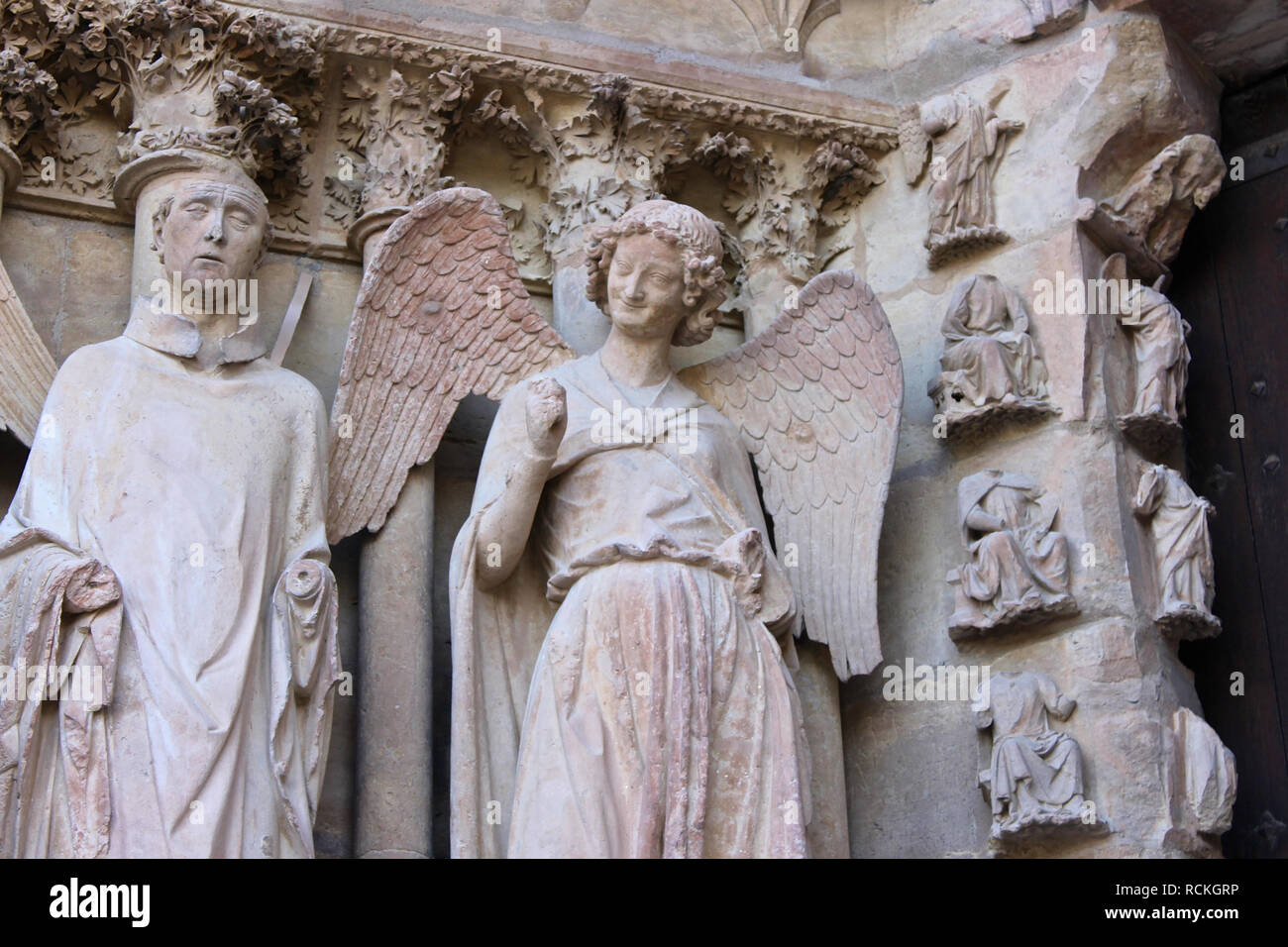 Reims, Frankreich. Der lächelnde Engel (l'Ange au Sourire), eine berühmte Skulptur der Kathedrale Unserer Lieben Frau (Cathedrale Notre Dame) Stockfoto
