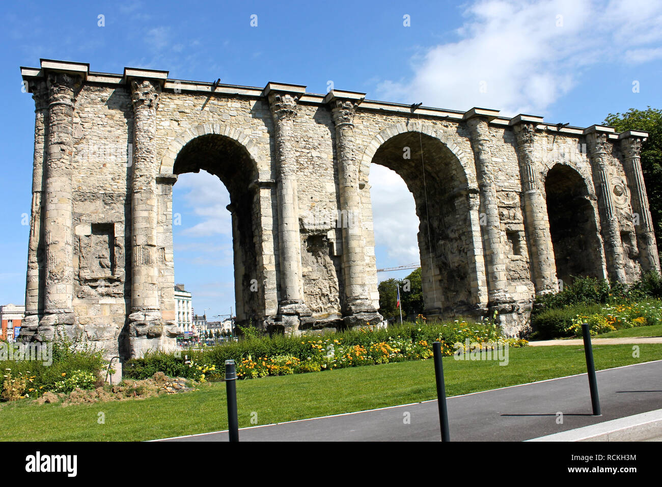 Reims, Frankreich. Die Porte de Mars, einer alten römischen Triumphbogen aus dem dritten Jahrhundert AD Stockfoto