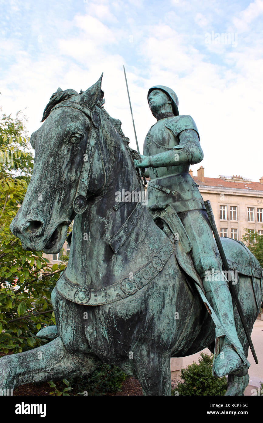 Reims, Frankreich. Reiterstandbild von Johanna von Orléans (Jeanne d'Arc), die von Paul Dubois und vor der Kathedrale Unserer Lieben Frau platziert Stockfoto