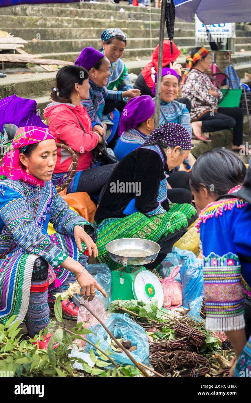 Bunte Bac Ha Markt am Sonntag in der Flower Hmong Minderheit Dorf im Norden von Vietnam Stockfoto