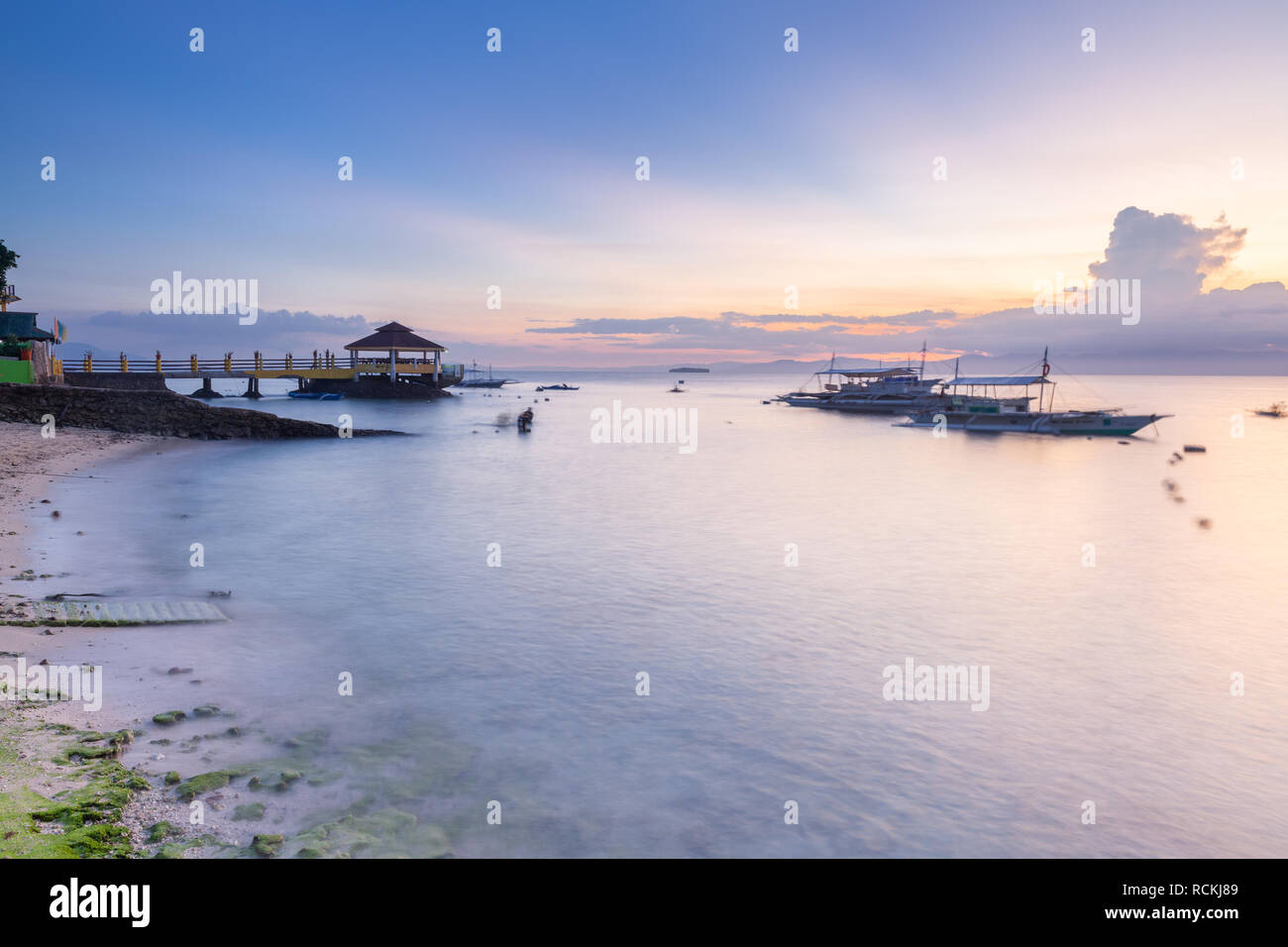 Sunset View der Moalboal Beach berühmten Tauchen und Schnorcheln in Cebu, Philippinen Stockfoto