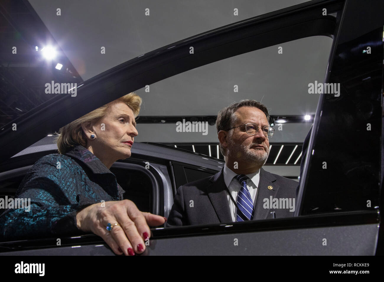 Detroit, Michigan - Michigan Senatoren Debbie Stabenow und Gary Peters, beide Demokraten, mit dem Cadillac XT6 auf der North American International Auto Stockfoto