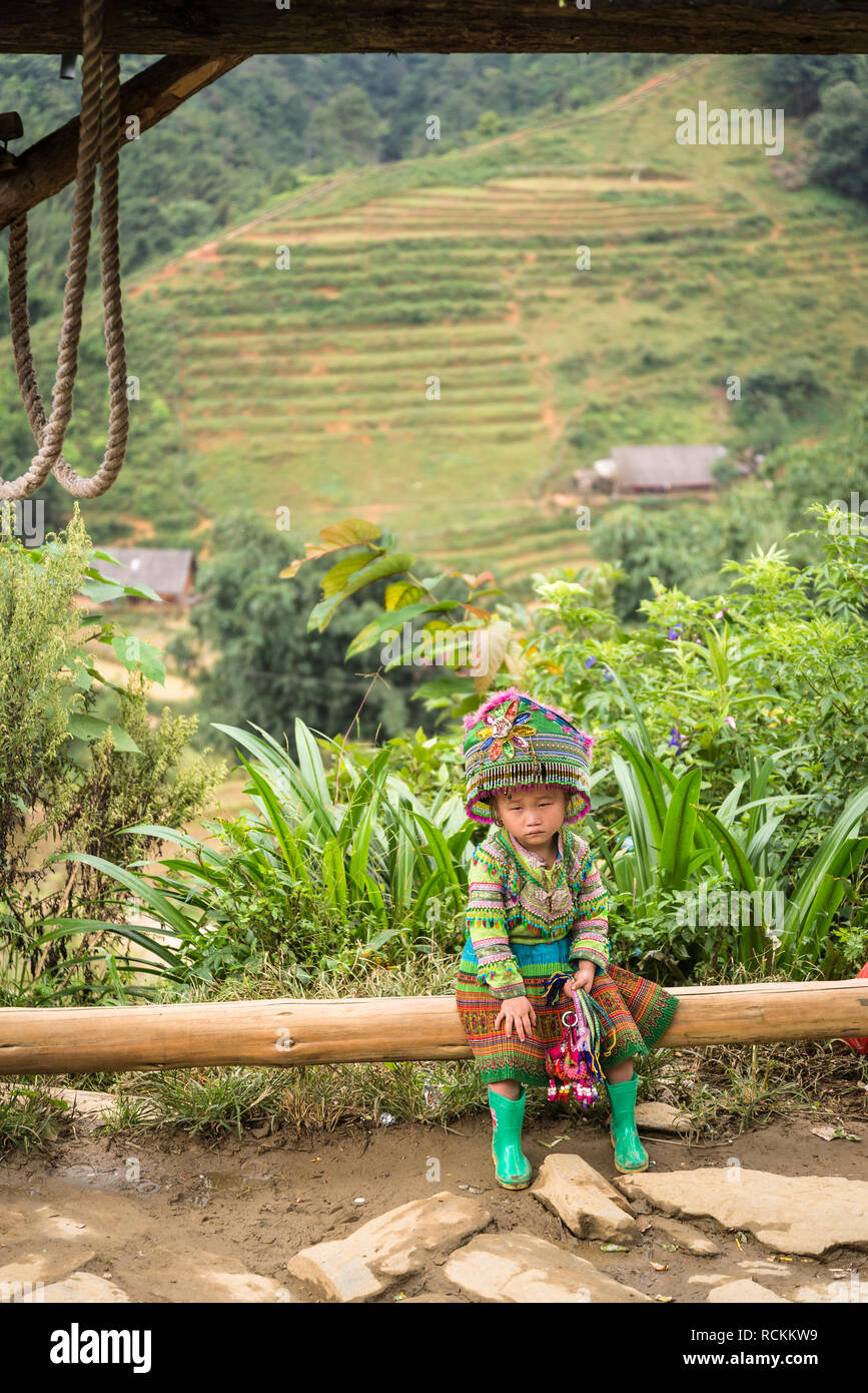 Kleines Mädchen in ethnischen Kostüm gekleidet, Cat Cat Dorf, Sa Pa, Hoang Lien Son Bergen, nordwestlichen Vietnam Stockfoto