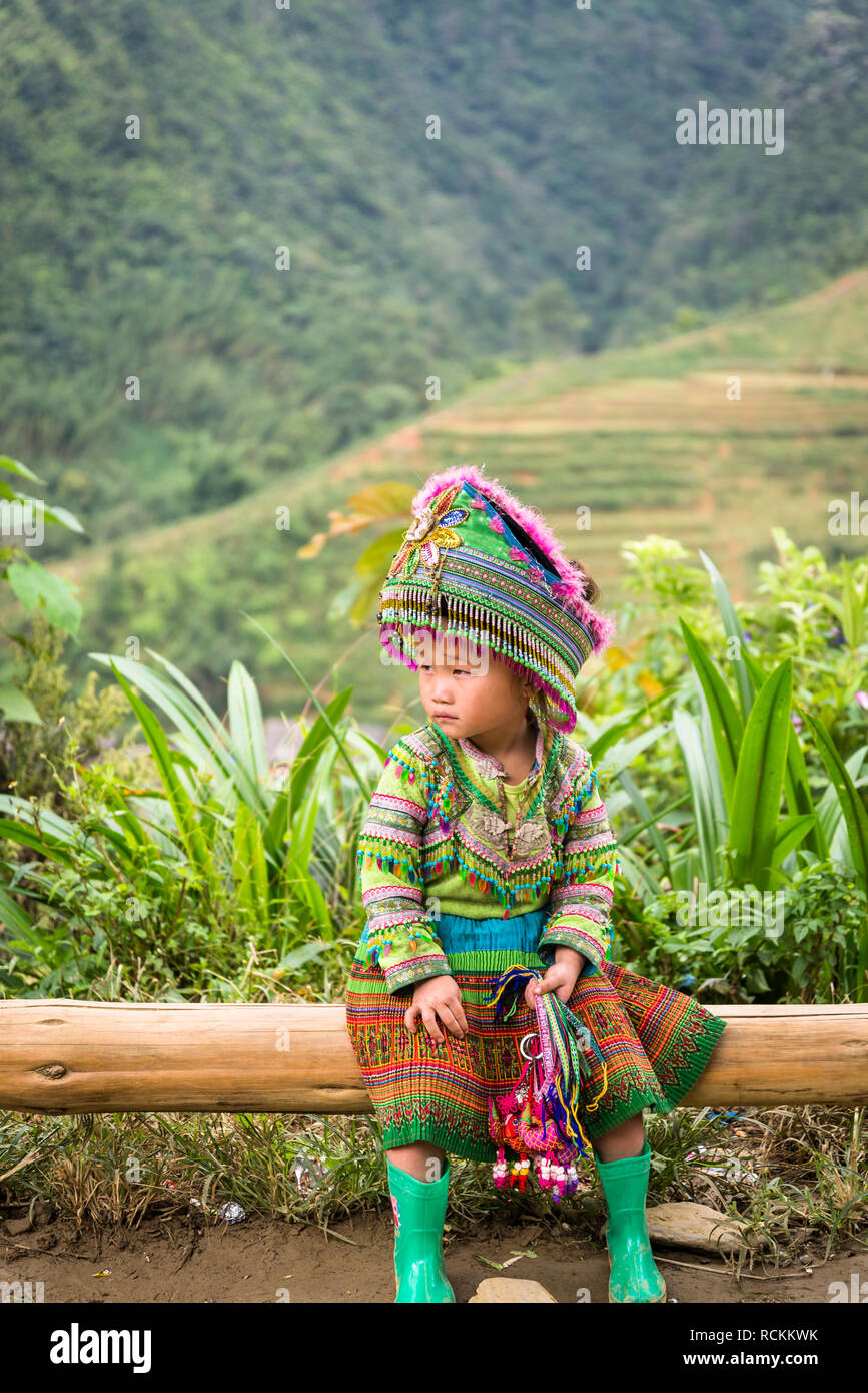 Kleines Mädchen in ethnischen Kostüm gekleidet, Cat Cat Dorf, Sa Pa, Hoang Lien Son Bergen, nordwestlichen Vietnam Stockfoto
