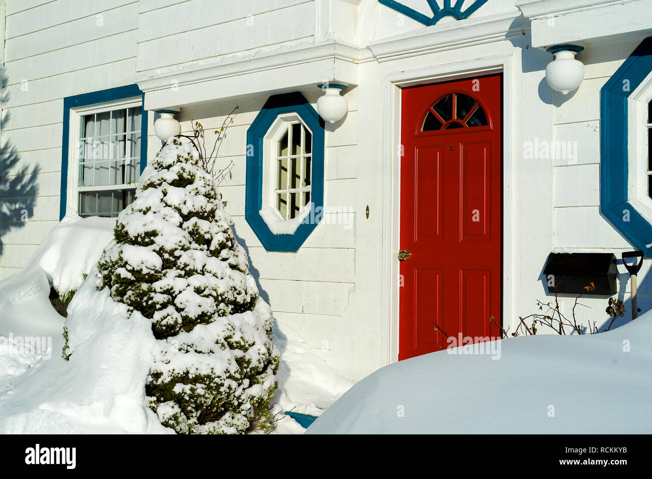 Vor dem Eingang eines älteren nach Hause nach einem Schneesturm Stockfoto