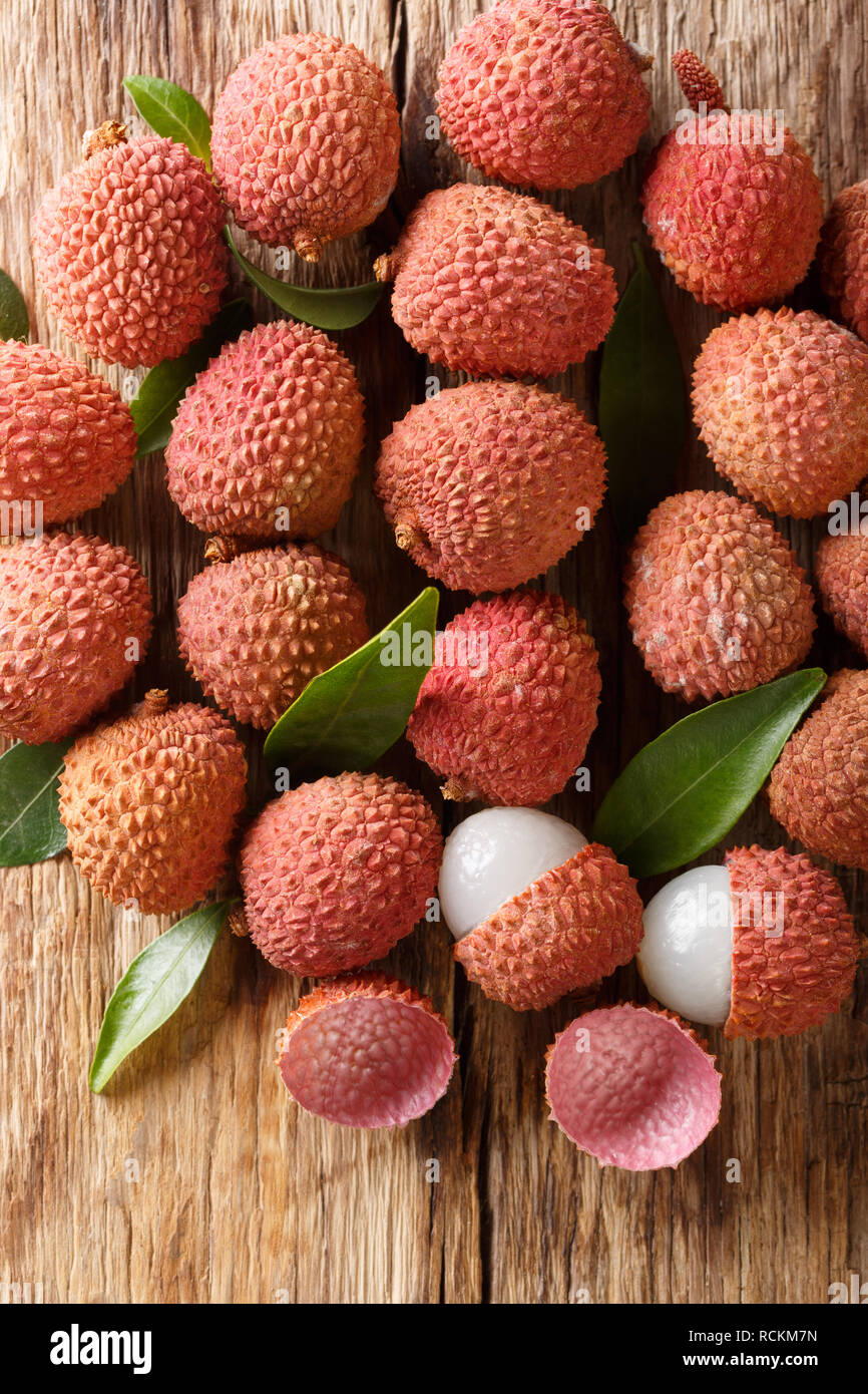 Litschi, lichee, Lychee, oder lichi, Litchi chinensis auf alten rustikalen, mit Holz Hintergrund mit kopieren. Vertikal oben Ansicht von oben Stockfoto
