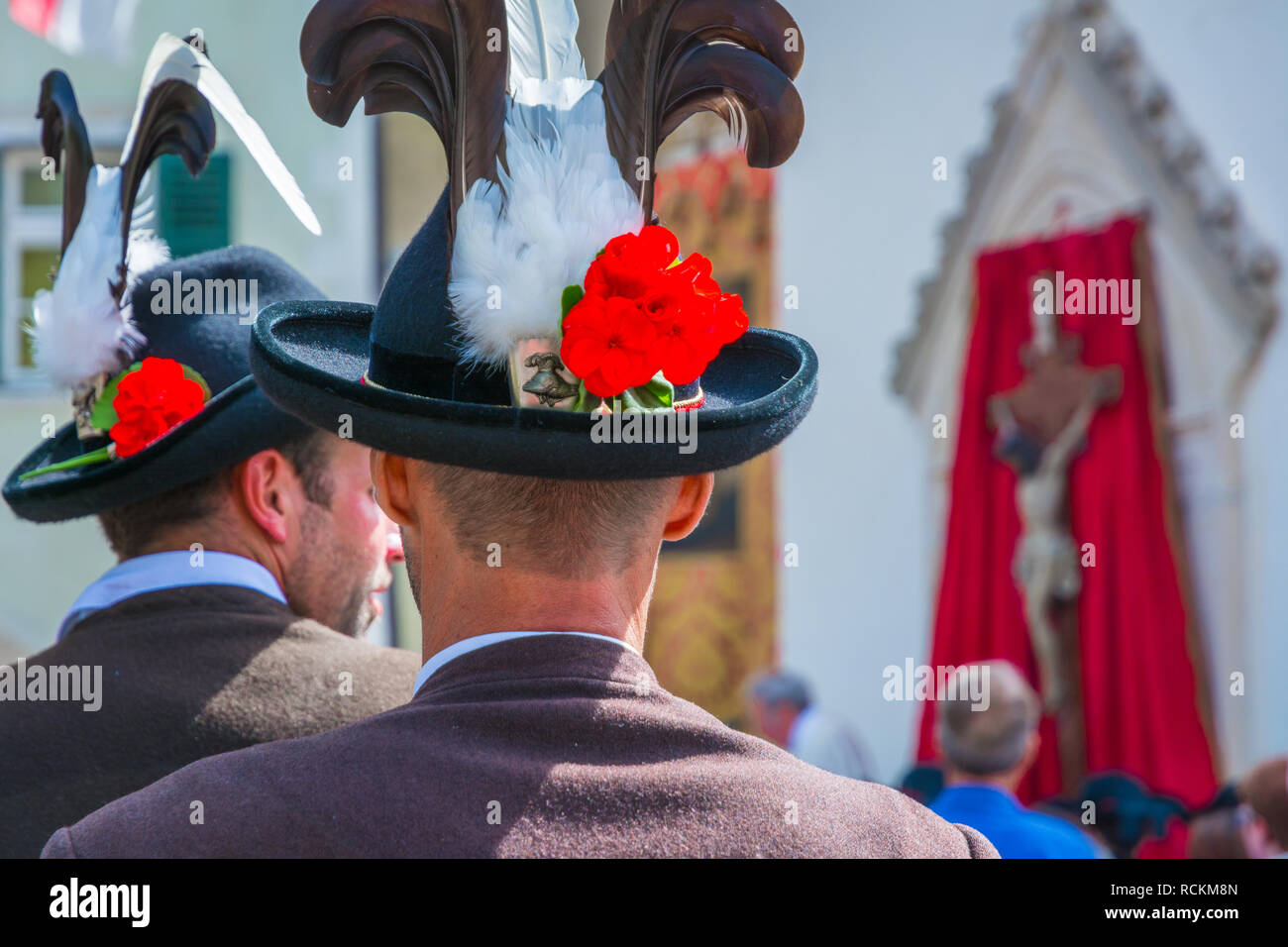 Corpus Christi cerimonial Prozession in Kurtatsch an der Weinstrasse Etschtal, Südtirol, Norditalien. Fronleichnam. Stockfoto