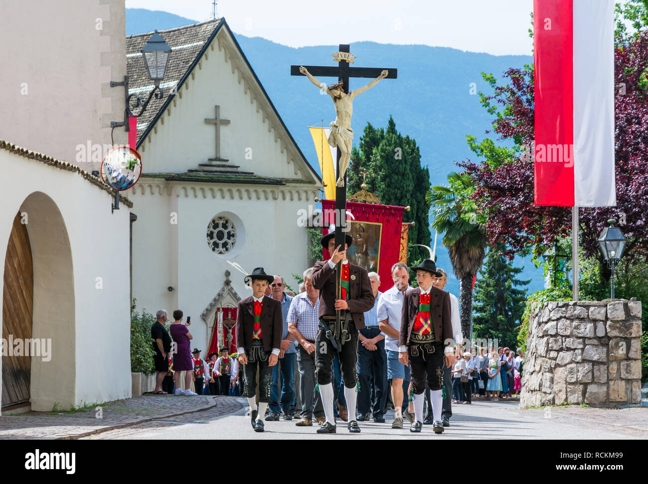 Fronleichnamsprozession in Kurtatsch an der Weinstraße - Südtirol, Norditalien. Fronleichnam-Tag Stockfoto