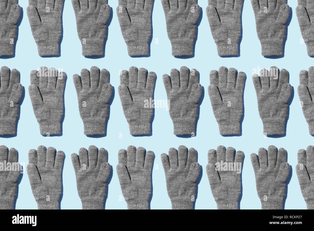 Stricken winter handschuhe über blauen Hintergrund organisiert Stockfoto