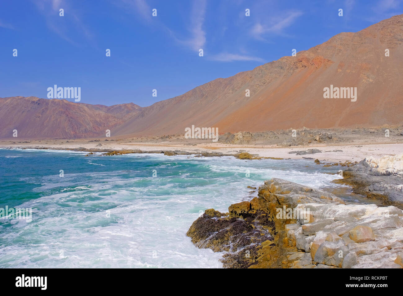 Schöne Aussicht auf die Pazifikküste der Atacama-wüste, nördlich von Tocopilla, Nordchile Stockfoto