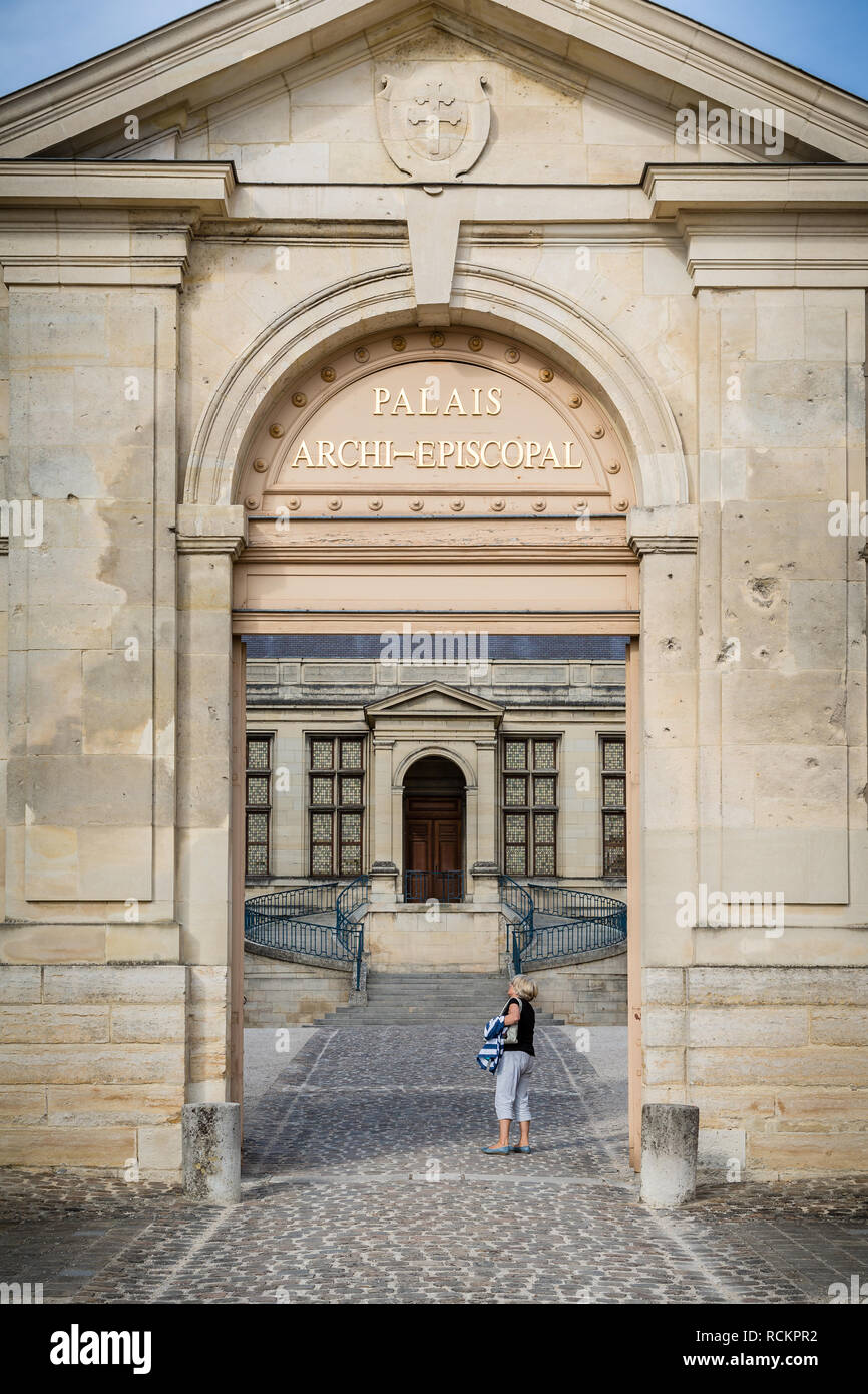 Eingang zum berühmten erzbischöflichen Palaice von Tau in Reims, Frankreich Am 27. Juni 2014 Stockfoto