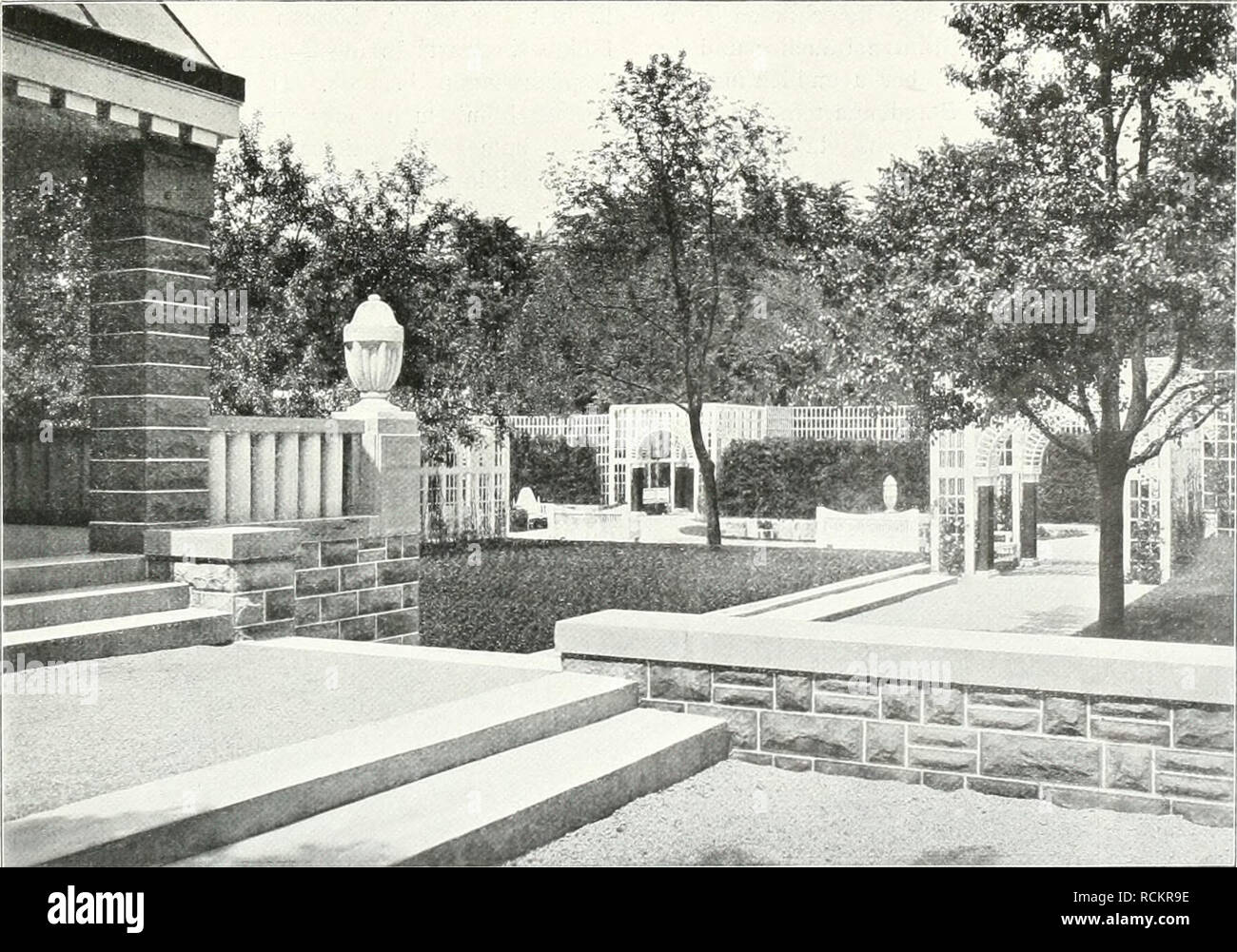 . Gartenkunst sterben. Landschaftsbau; Gärten - Europa. 3. Blick in den Garten vom Sitzplatz (Bild 1) ans. 4. Der von Spalierwerk nmschlossene Platz der Gartenbühne. Aufnahmen aus dem Sonderkarten des Prof. S. Behrens auf der Mannheimer Gartenbauausstellung.. Bitte beachten Sie, dass diese Bilder sind von der gescannten Seite Bilder, die digital für die Lesbarkeit verbessert haben mögen - Färbung und Aussehen dieser Abbildungen können nicht perfekt dem Original ähneln. extrahiert. Deutsche Gesellschaft für Gartenkunst. [Wrzburg etc. ] Selbstverlag der Deutschen Gesellschaft für Gartenkunst [et Stockfoto