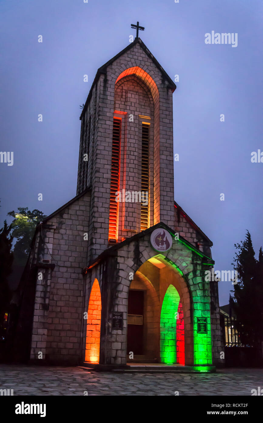 Steinerne Kirche, heiligen Rosenkranz Kirche, historische katholische Kirche bei Nacht beleuchtet, Sa Pa, nordwestlichen Vietnam Stockfoto