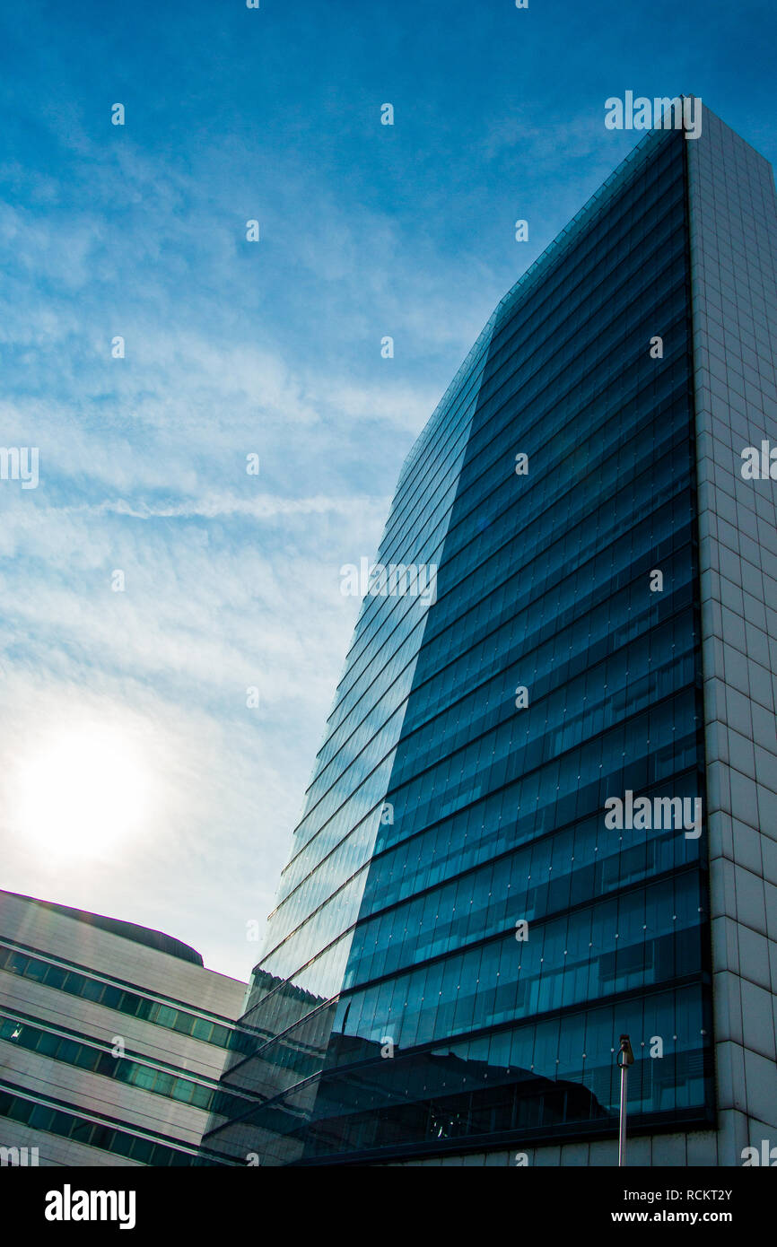 Modernes Bürogebäude mit Fassade mit reflektierendem Glas Stockfoto