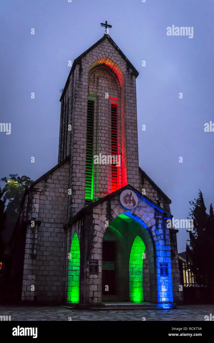 Steinerne Kirche, heiligen Rosenkranz Kirche, historische katholische Kirche bei Nacht beleuchtet, Sa Pa, nordwestlichen Vietnam Stockfoto