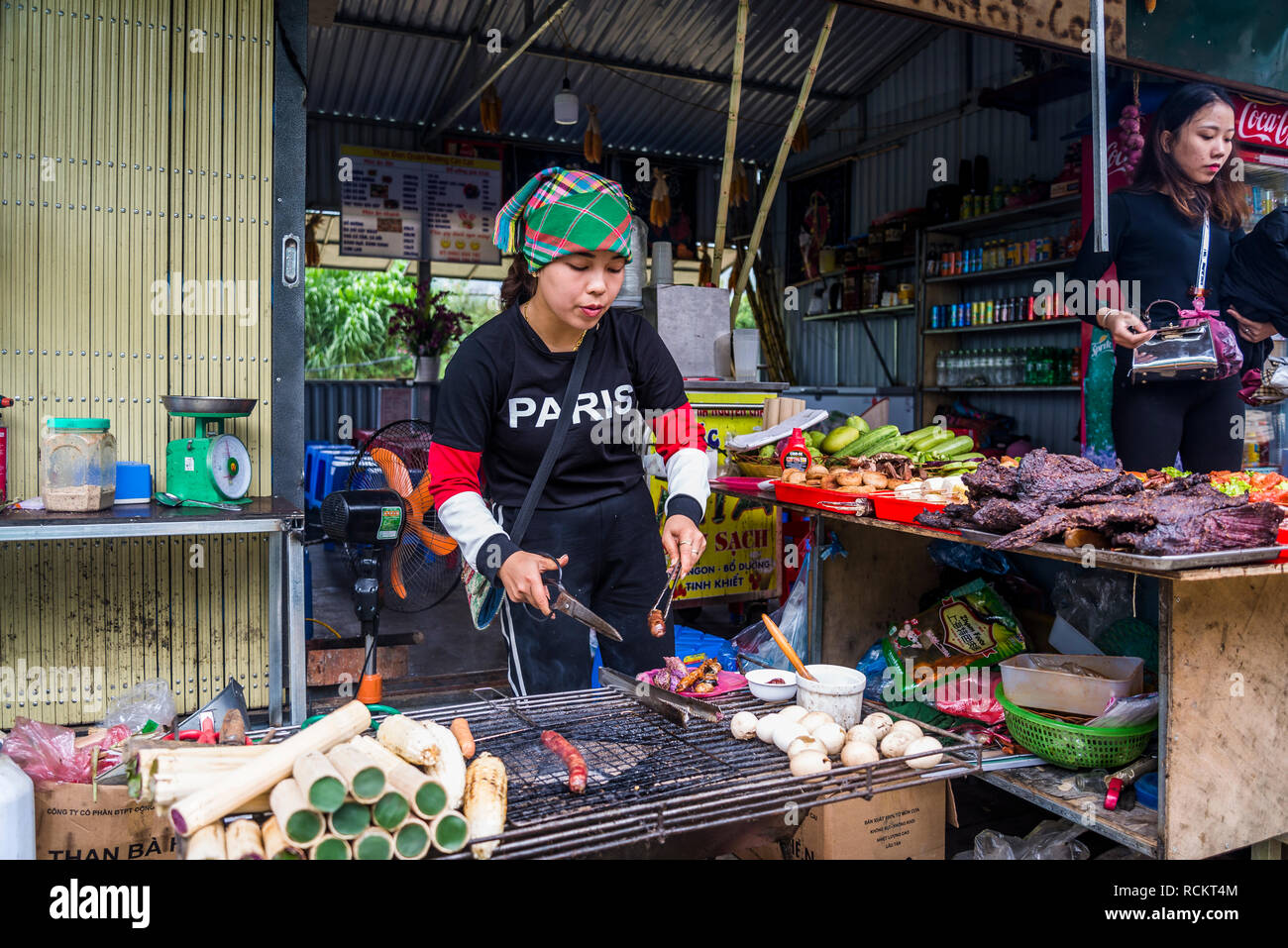 Street Food stall, Cat Cat, einem traditionellen schwarzen H'Mong Minderheitendorf, Sa Pa, nordwestlichen Vietnam Stockfoto